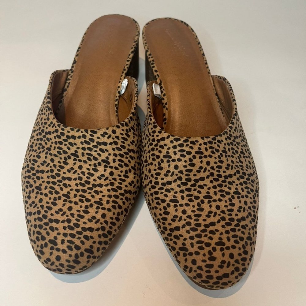 Universal thread cheetah print mules size 8